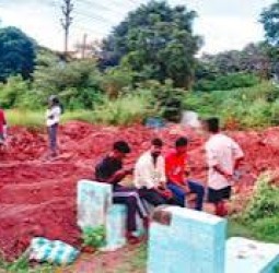 பொள்ளாச்சி மயானத்தில் தயார் நிலையில் இருந்த 20+ புதைகுழிகளை கண்டு மக்கள் அதிர்ச்சி!