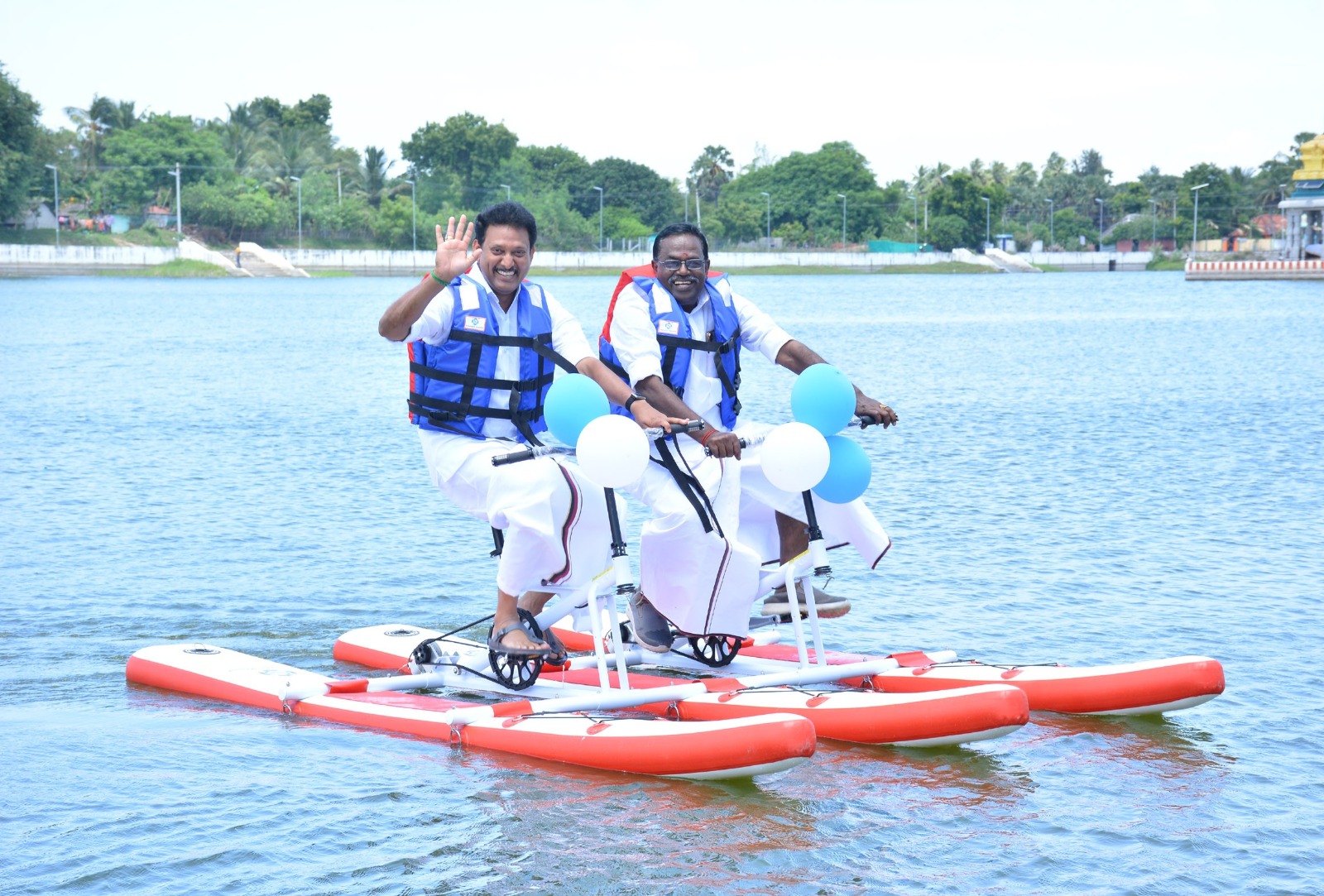 வேதாரண்யத்தில் உள்ள வேதாமிர்த ஏரியில் பொதுமக்களின் பொழுதுபோக்கு பயன்பாட்டுக்காக படகு சவாரி