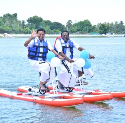 வேதாரண்யத்தில் உள்ள வேதாமிர்த ஏரியில் பொதுமக்களின் பொழுதுபோக்கு பயன்பாட்டுக்காக படகு சவாரி