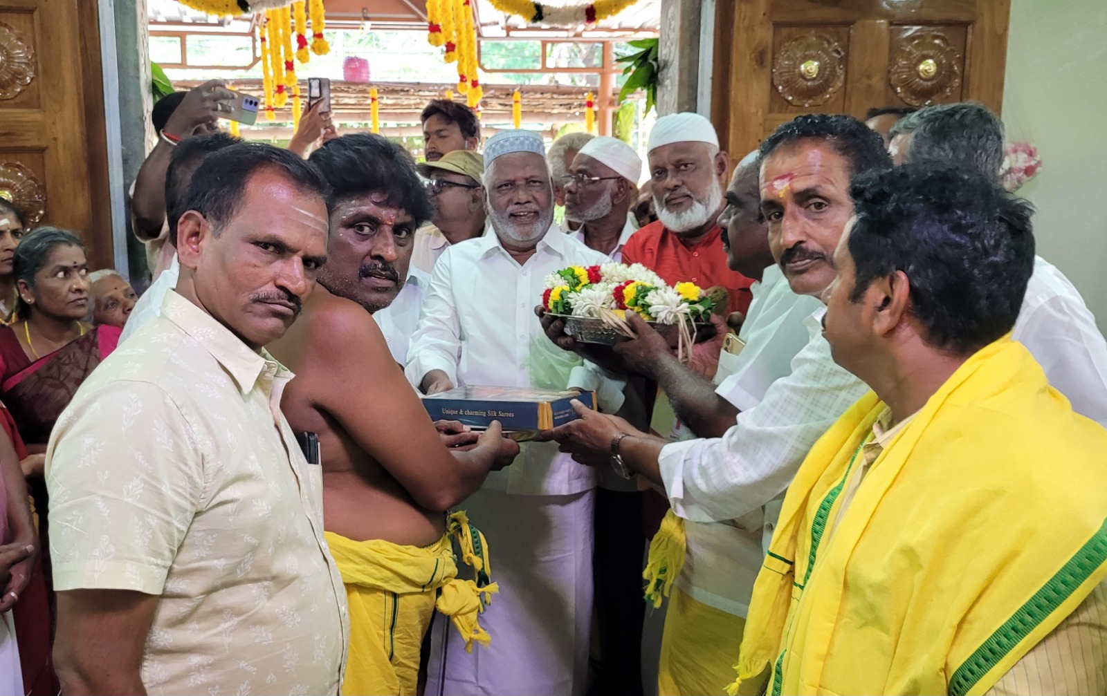 சக்தி மாரியம்மனுக்கு முஸ்லிம்கள் சீர்வரிசை