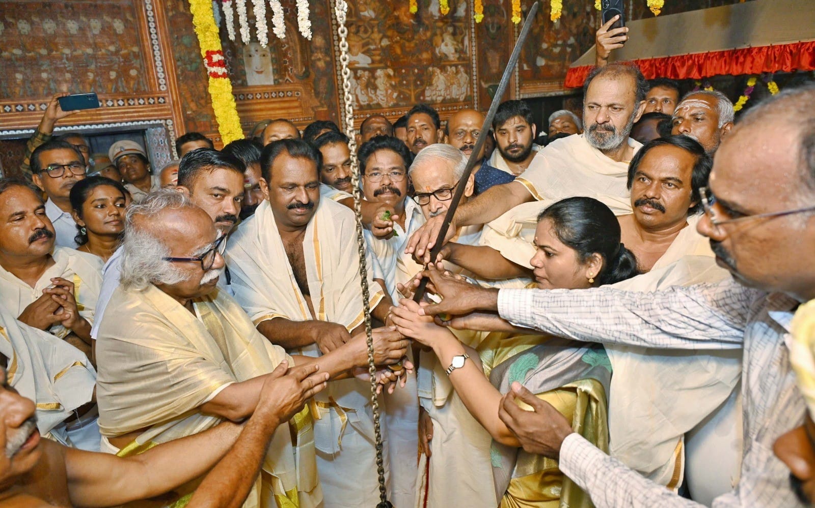 பத்மநாபபுரம் அரண்மனையில் நடந்த திருவிதாங்கூர் மன்னர் உடைவாள் மாற்றும் நிகழ்வு