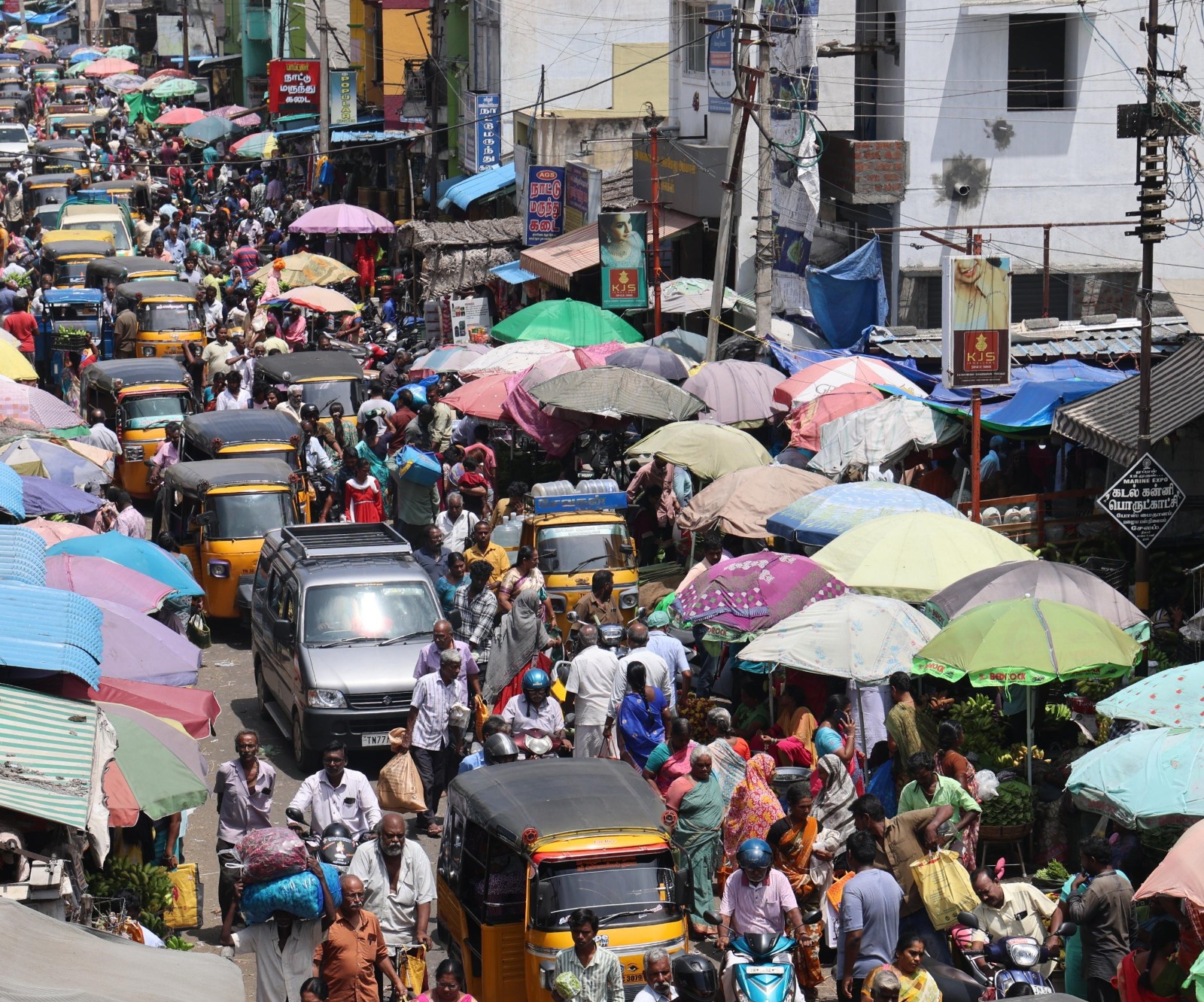 சேலத்தில் ஆயுத பூஜை பொருட்கள் வாங்குவதற்காக கூட்டம்
