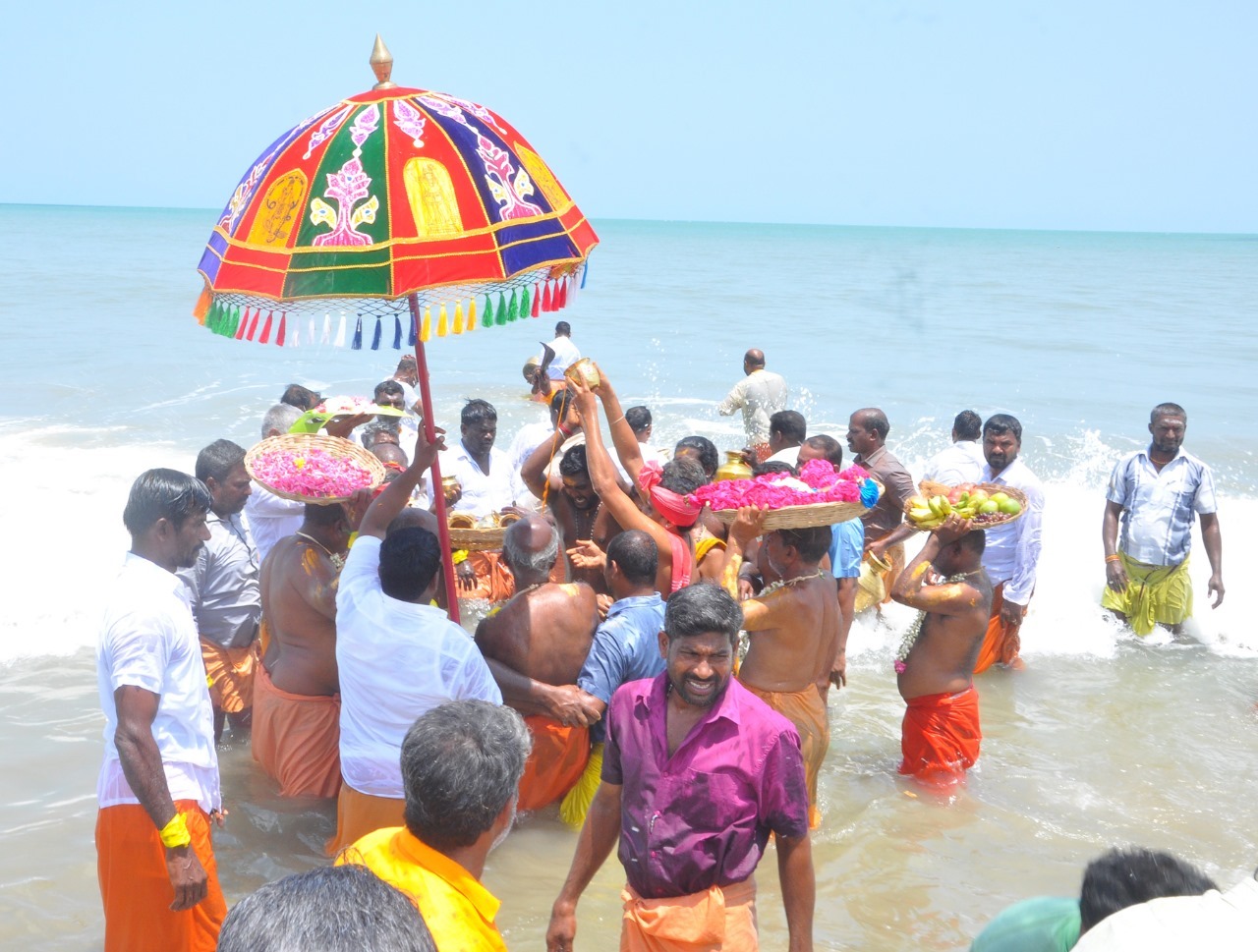 மீன்வளம் பெருக வேண்டி, கடலில் சமுத்திரராஜனுக்கு நேற்று வசந்த பூஜை