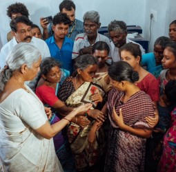 நெரிசலில் சிக்கி உயிரிழந்தவர்களின் குடும்பத்தினரை மத்திய அமைச்சர்கள் நிர்மலா சீதாராமன் சந்தித்து ஆறுதல்