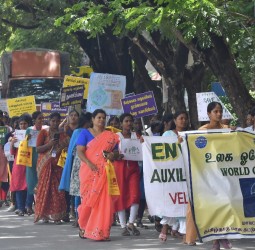 காட்பாடியில் தமிழ்நாடு மாசு கட்டுப்பாட்டு வாரியம் சார்பில் நடந்த பிளாஸ்டிக் ஒழிப்பு குறித்து விழிப்புணர்வு