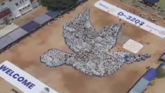 திருப்பூரில் 3203 மாணவ, மாணவிகள் சமாதான புறா வடிவில் நின்று சாதனை