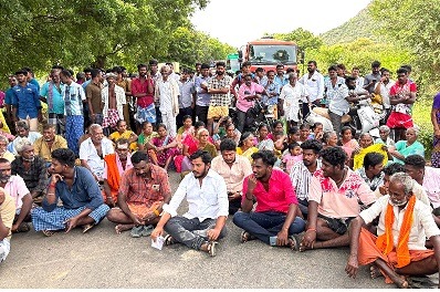 சாலை சீரமைக்க கோரி பொதுமக்கள் சாலை மறியல்