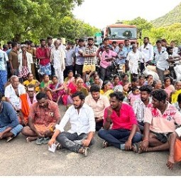 சாலை சீரமைக்க கோரி பொதுமக்கள் சாலை மறியல்