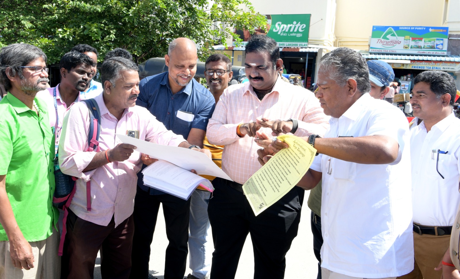 இந்திய சைகை மொழி தினத்தையொட்டி கலெக்டர் தினேஷ் குமார், விழிப்புணர்வு