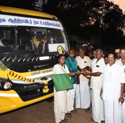 பேராவூரணி அருகே, பள்ளிக்கு நன்கொடையாக வந்த வாகனத்தை இயக்கி வைத்த மாவட்ட ஆட்சியர்