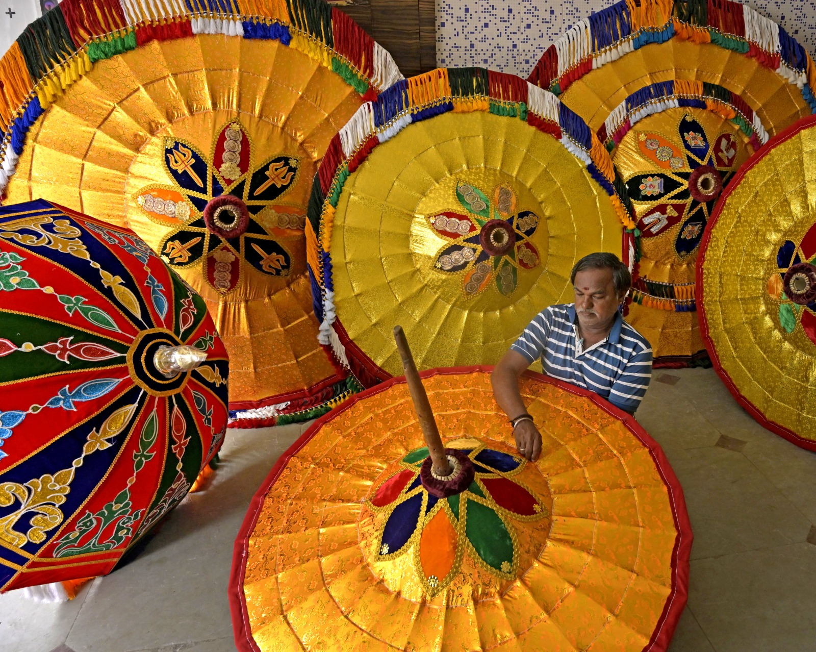 புரட்டாசி மாதம் பெருமாள், கோவில்களில் சுவாமி ஊர்வலத்தில் அழகிய வேலைப்பாடுகளுடன் கூடிய குடைகள்