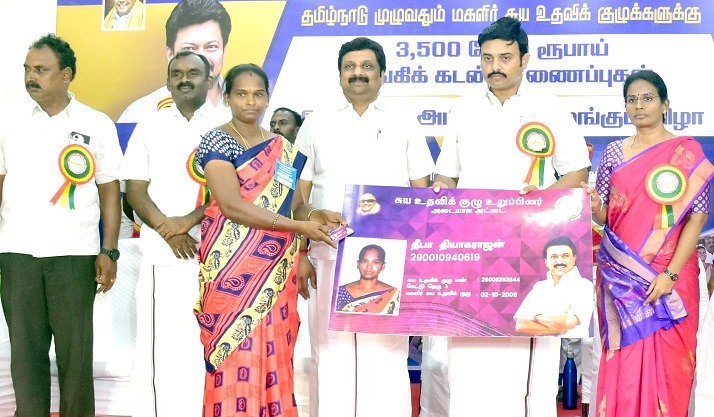 நாமக்கல்லில் கலெக்டர் துர்காமூர்த்தி தலைமையில் மகளிர் சுய உதவி குழுவினருக்கு கடன் உதவி