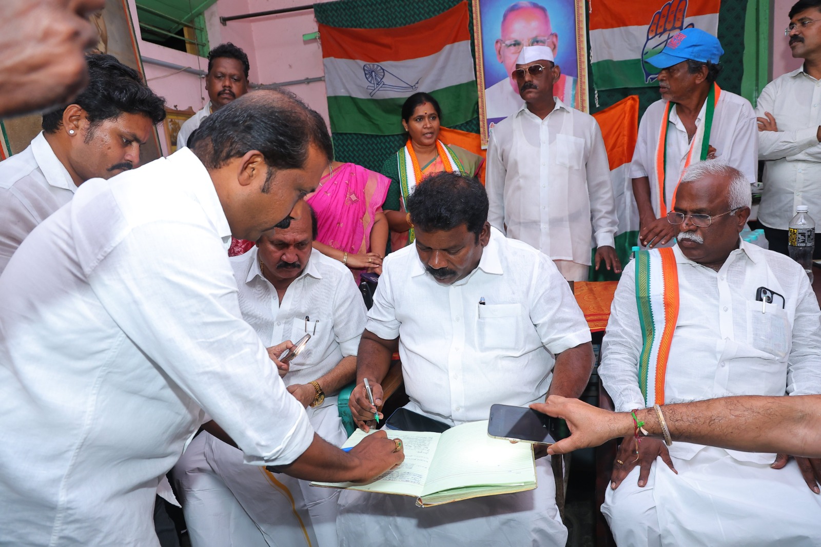 தேர்தல் ஆணையத்தைகண்டித்து நடக்கும் கையெழுத்து இயக்க பிரசாரத்தை தமிழ்நாடு காங்கிரஸ் தலைவர் செல்வப்பெருந்தகை துவக்கி வைத்தார்