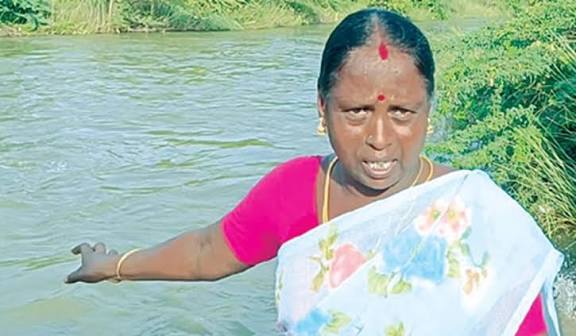 திருவாரூர்: ஆற்றில் சிக்கி தத்தளித்த 2 சிறுவர்களை உயிரை பணயம் வைத்து காப்பாற்றிய பெண்!