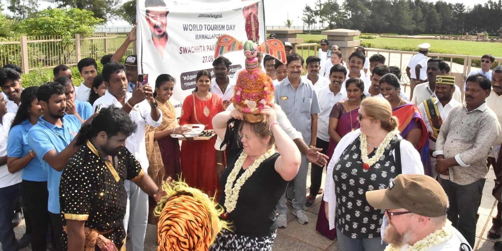 மாமல்லபுரம் கடற்கரை கோயில் வளாகத்தில் நேற்று உலக சுற்றுலா தினம்
