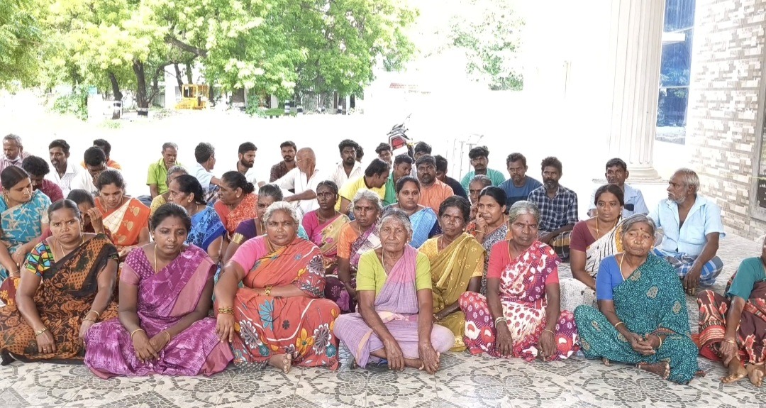 கழிவுநீர் வழித்தடத்தை சிலர் ஆக்கிரமித்துள்ளதாகக் கூறி ஒன்றிய அலுவலகத்தை பொதுமக்கள் முற்றுகையிட்டு தர்ணா