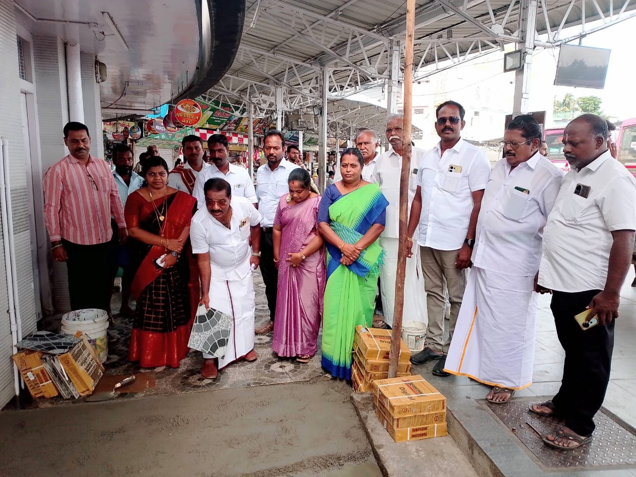 நாகர்கோவில் அண்ணா பேருந்து நிலைய தபால் நிலையம் அருகே தரையில் டைல்ஸ் அமைக்கும் பணி