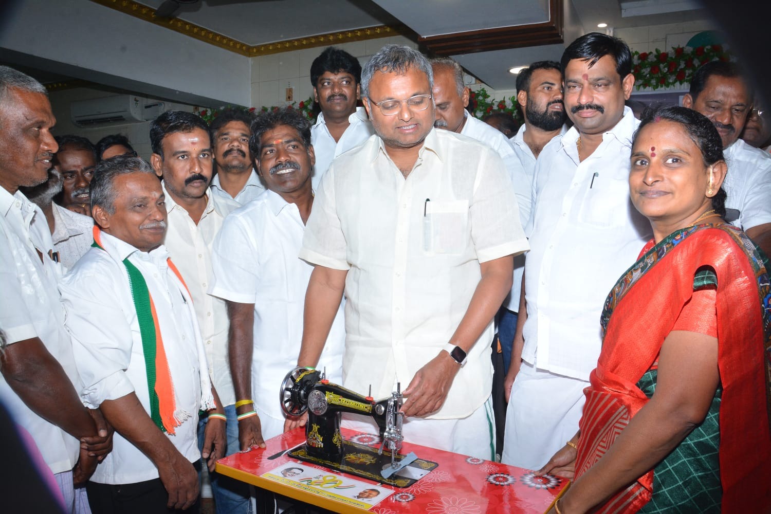 மதுரை செல்லூரில் காங்கிரஸ் சார்பில் நலத்திட்ட உதவி