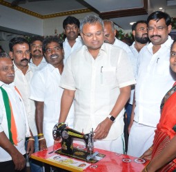 மதுரை செல்லூரில் காங்கிரஸ் சார்பில் நலத்திட்ட உதவி