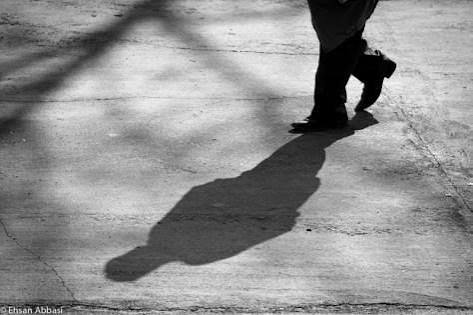 ஒளிந்திடும் நிழல்.