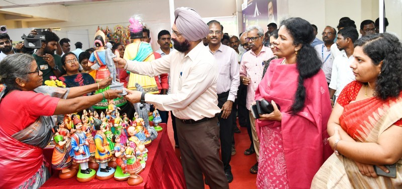 அன்னை தெரசா மகளிர் வளாகத்தில் மகளிர் சுய உதவிக் குழுக்கள் தயாரிக்கும் பொருட்களின் நவராத்திரி மதி விற்பனைக் கண்காட்சி
