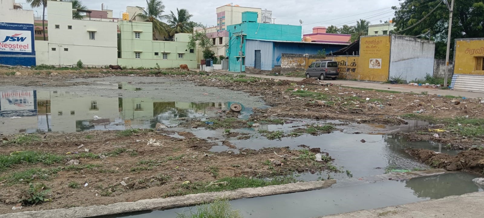 காலி இடத்தில் குளம்போல்  தேங்கி நிற்கும் கழிவுநீர்
