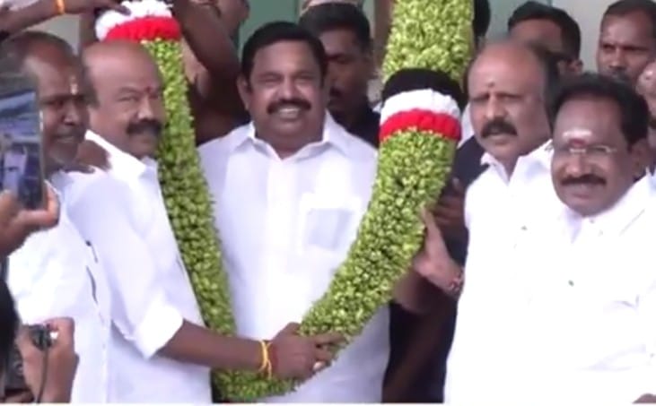 மதுரை விமான நிலையம் வந்த அதிமுக பொதுச்செயலாளர் பழனிசாமிக்கு உற்சாக வரவேற்பு