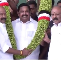 மதுரை விமான நிலையம் வந்த அதிமுக பொதுச்செயலாளர் பழனிசாமிக்கு உற்சாக வரவேற்பு