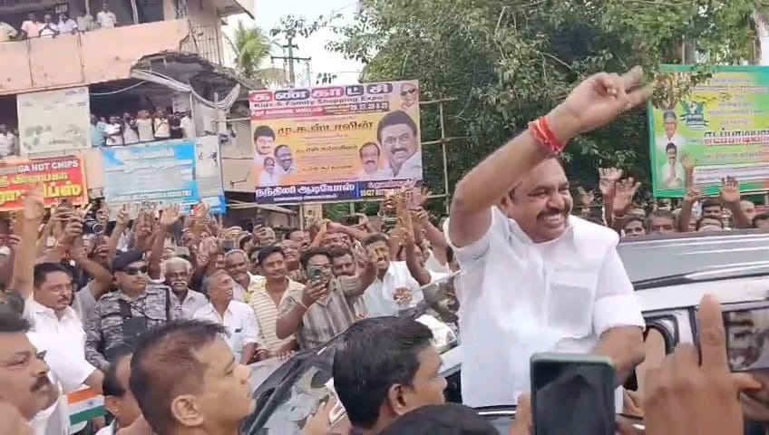 கோபி தொகுதியில் பஸ் நிலையம் அருகே அதிமுக பொதுச்செயலாளர் பழனிசாமிக்கு தொண்டர்கள் உற்சாக வரவேற்பு