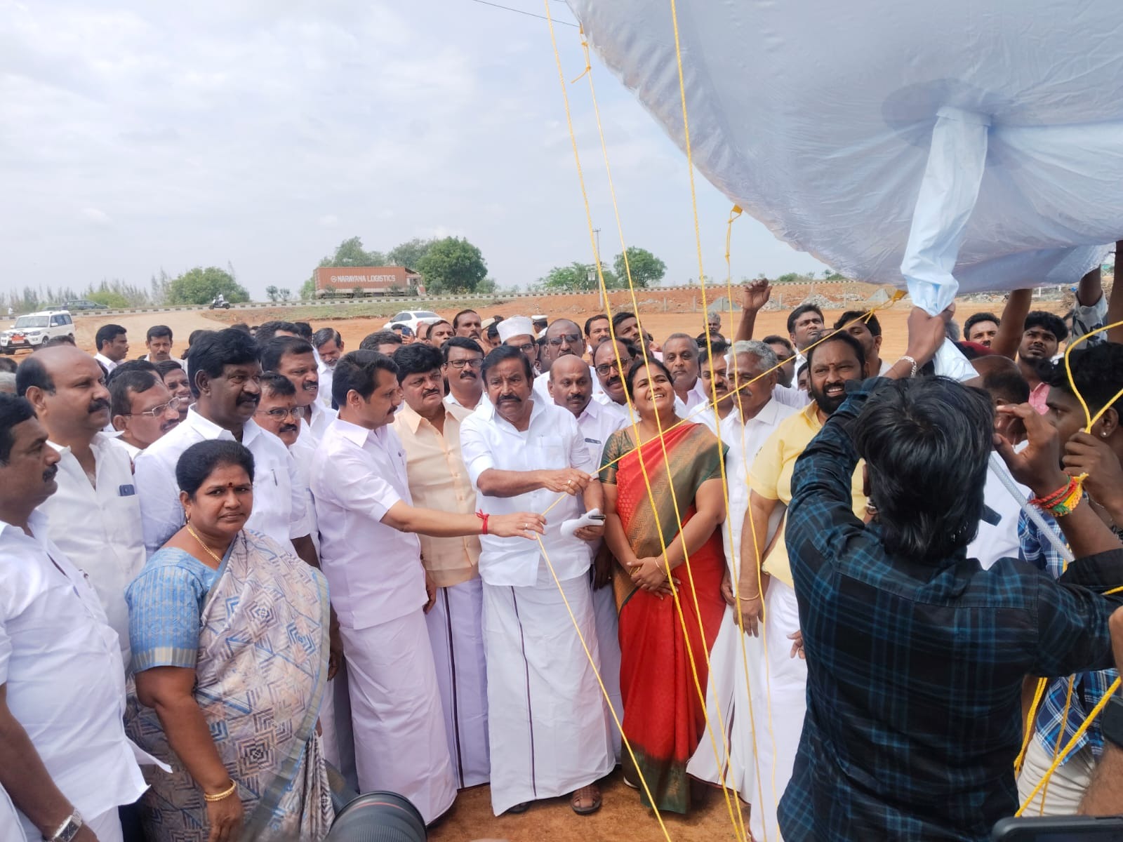 கரூரில் திமுக முப்பெரும் விழா நடைபெறுவதையொட்டி மாநாடு விவரம் அடங்கிய பலூன்