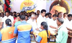 அன்னம் தரும் அமுதக்கரங்கள்" 200வது நாள் : அமைச்சர் ராஜகண்ணப்பன் உணவு வழங்கினார்