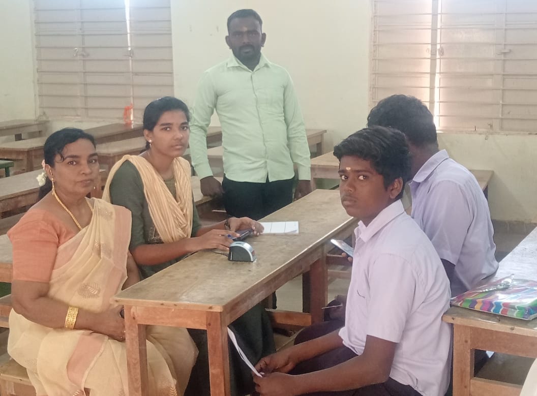 மாணவர்களுக்கு ஆதார் அட்டையில் மொபைல் எண் இணைக்கும் சிறப்பு முகாம்