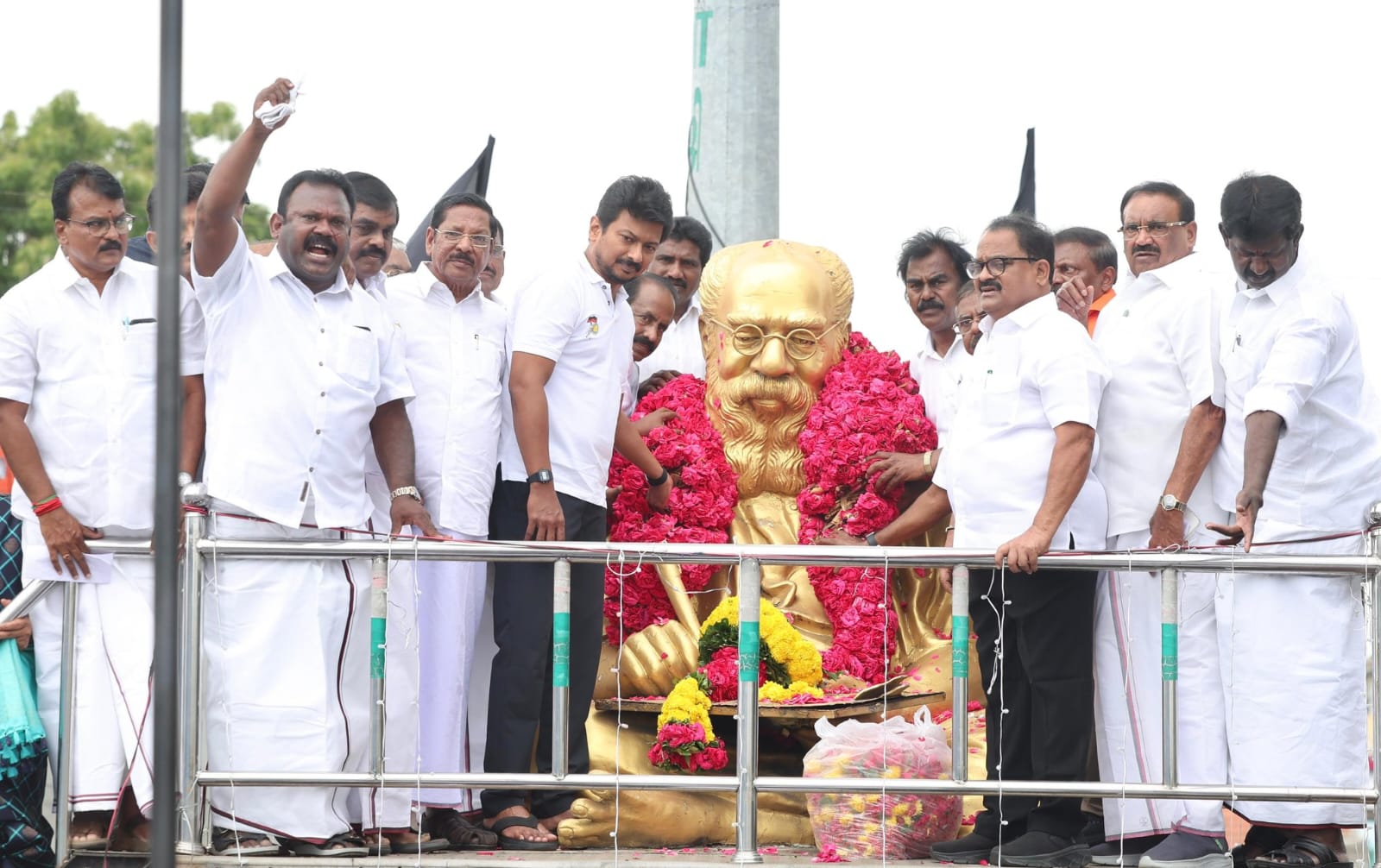 கரூரில் பெரியார் சிலைக்கு துணை முதல்வர் உதயநிதி மாலை அணிவித்து மரியாதை