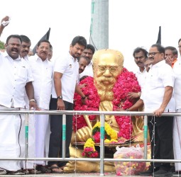 கரூரில் பெரியார் சிலைக்கு துணை முதல்வர் உதயநிதி மாலை அணிவித்து மரியாதை