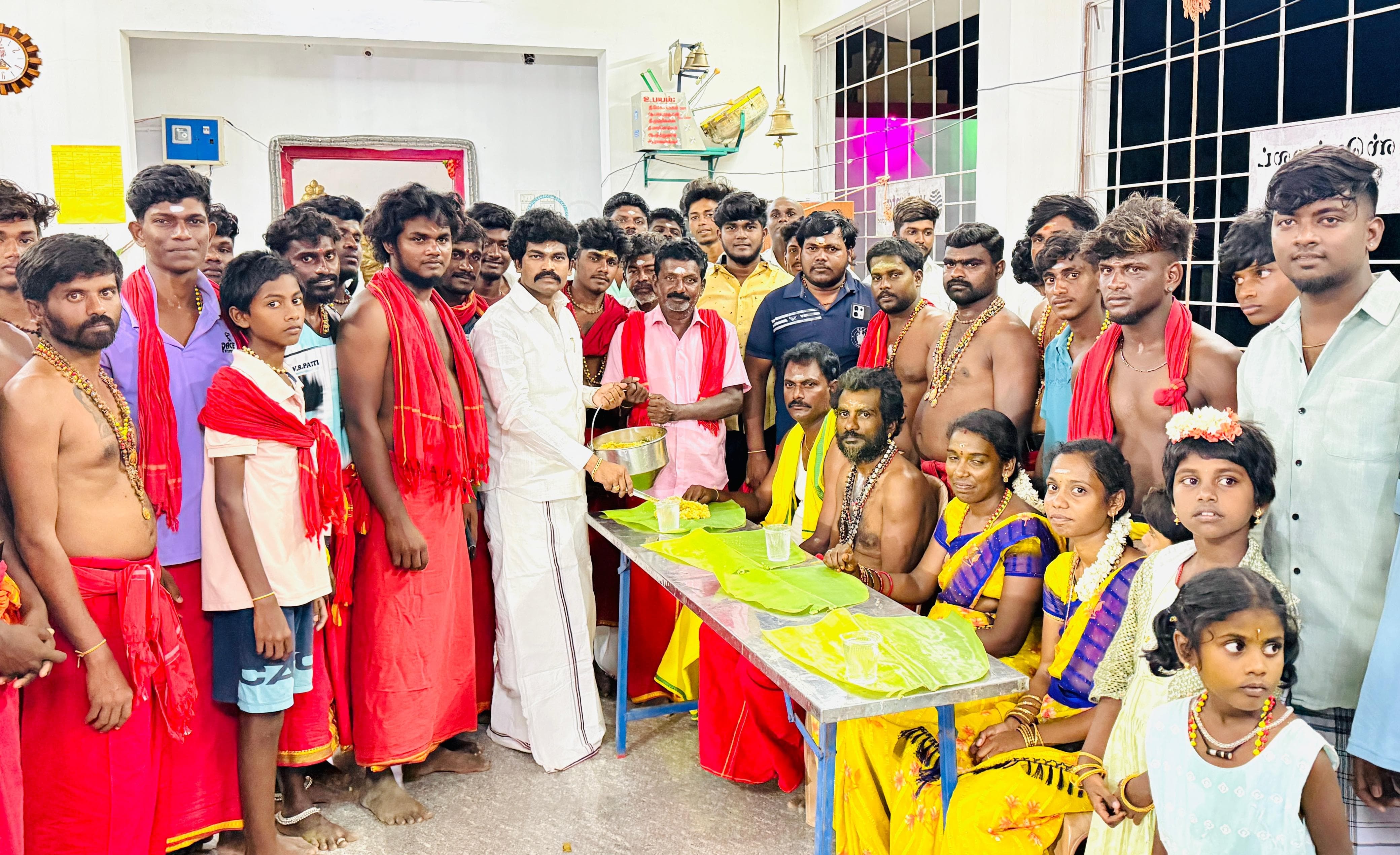 ஓட்டப்பிடாரம் அருகே தெற்கு சிலுக்கன்பட்டி ஶ்ரீ செல்வ விநாயகர் தசரா குழு நடத்தும் காளிபூஜையில் அன்னதானம் வழங்கும் விழா