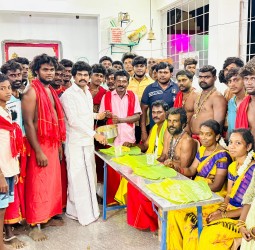 ஓட்டப்பிடாரம் அருகே தெற்கு சிலுக்கன்பட்டி ஶ்ரீ செல்வ விநாயகர் தசரா குழு நடத்தும் காளிபூஜையில் அன்னதானம் வழங்கும் விழா