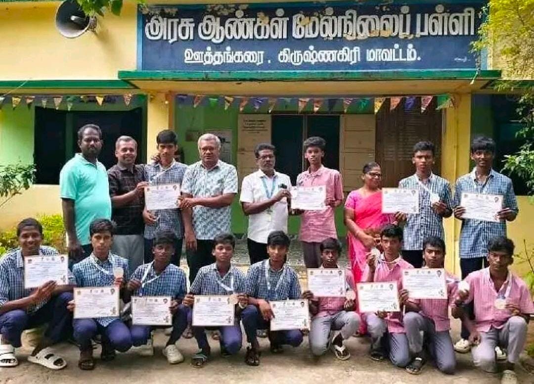 ஊத்தங்கரையில் பள்ளி மாணவர்களுக்கு பாராட்டு விழா