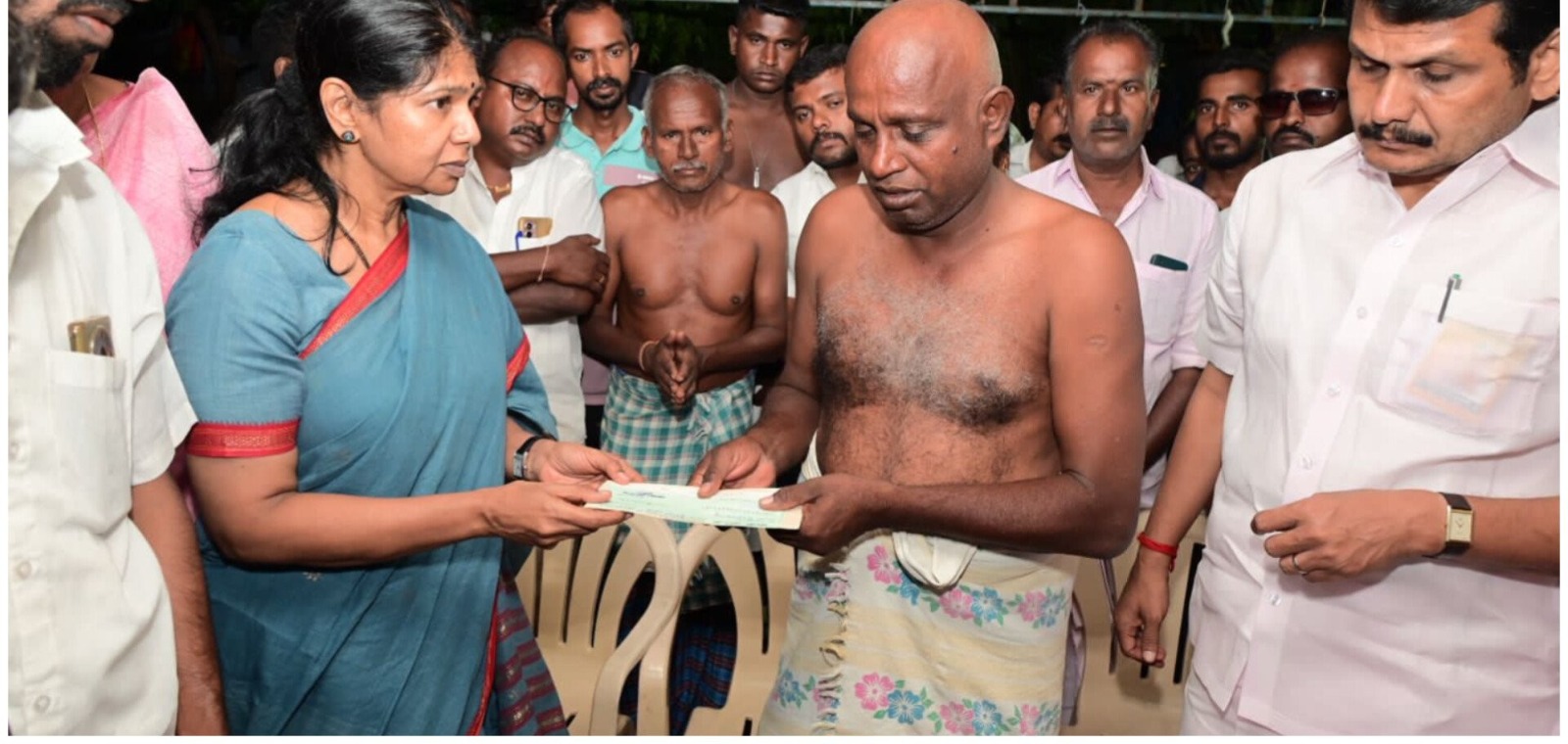 முதலமைச்சர் அறிவித்த நிவாரண நிதிக்கான காசோலை