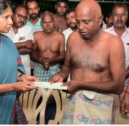 முதலமைச்சர் அறிவித்த நிவாரண நிதிக்கான காசோலை