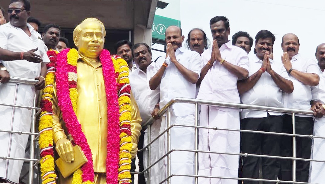 அதிமுக சார்பில் அண்ணாவின் 117-வது பிறந்தநாளையொட்டி அவரது திருவுருவ சிலைக்கு கிழக்கு மாவட்ட செயலாளர் ராமச்சந்திரன் மாலை அணிவித்து மரியாதை