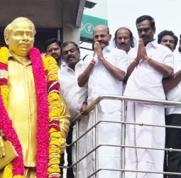 அதிமுக சார்பில் அண்ணாவின் 117-வது பிறந்தநாளையொட்டி அவரது திருவுருவ சிலைக்கு கிழக்கு மாவட்ட செயலாளர் ராமச்சந்திரன் மாலை அணிவித்து மரியாதை