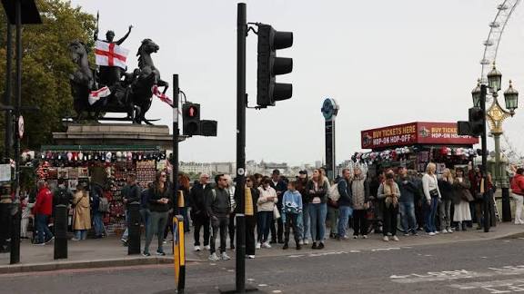 வெளிநாட்டினர் குடியேற்றத்தை எதிர்த்து லண்டனில் மாபெரும் பேரணி; 1.5 லட்சம் பேர் பங்கேற்பு