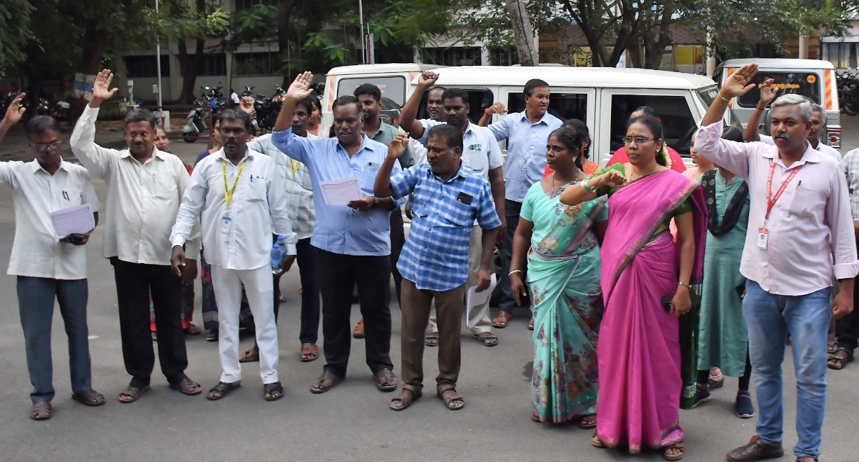 வேலூர் கலெக்டர் அலுவலக வளாகத்தில் அரசு ஊழியர் சங்கத்தினர் ஆர்ப்பாட்டம்