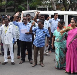 வேலூர் கலெக்டர் அலுவலக வளாகத்தில் அரசு ஊழியர் சங்கத்தினர் ஆர்ப்பாட்டம்