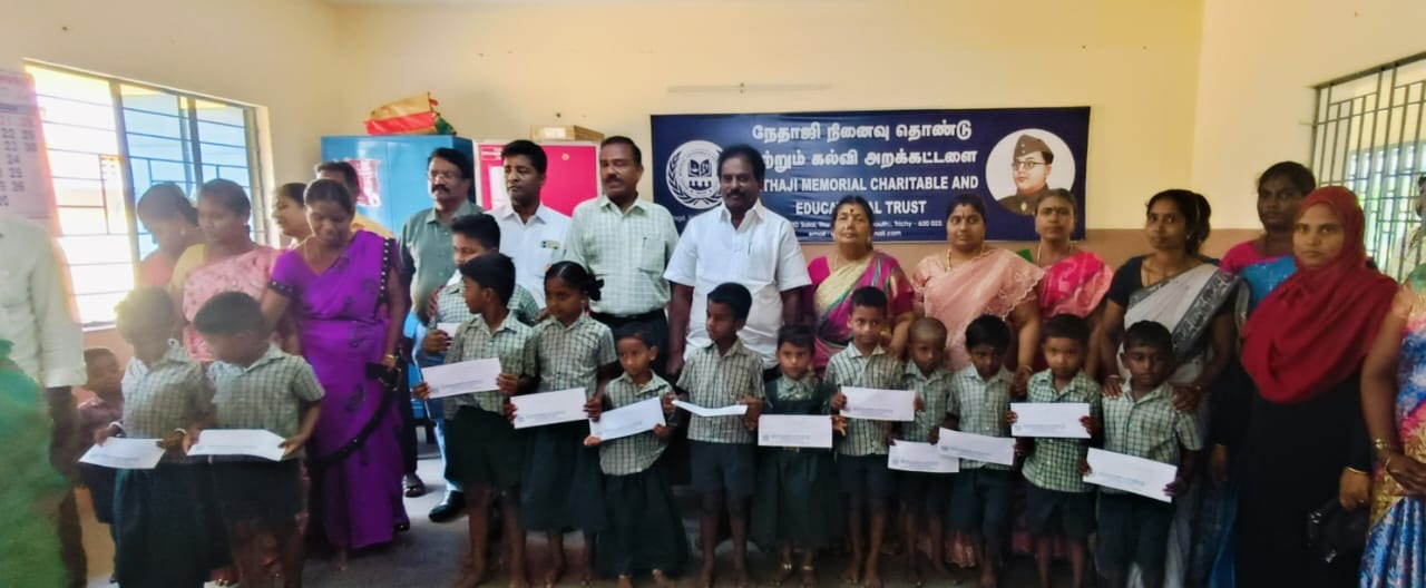 பள்ளி மாணவர்களுக்கு நேதாஜி நினைவு தொண்டு மற்றும் கல்வி அறக்கட்டளை சார்பாக பரிசுத் தொகை
