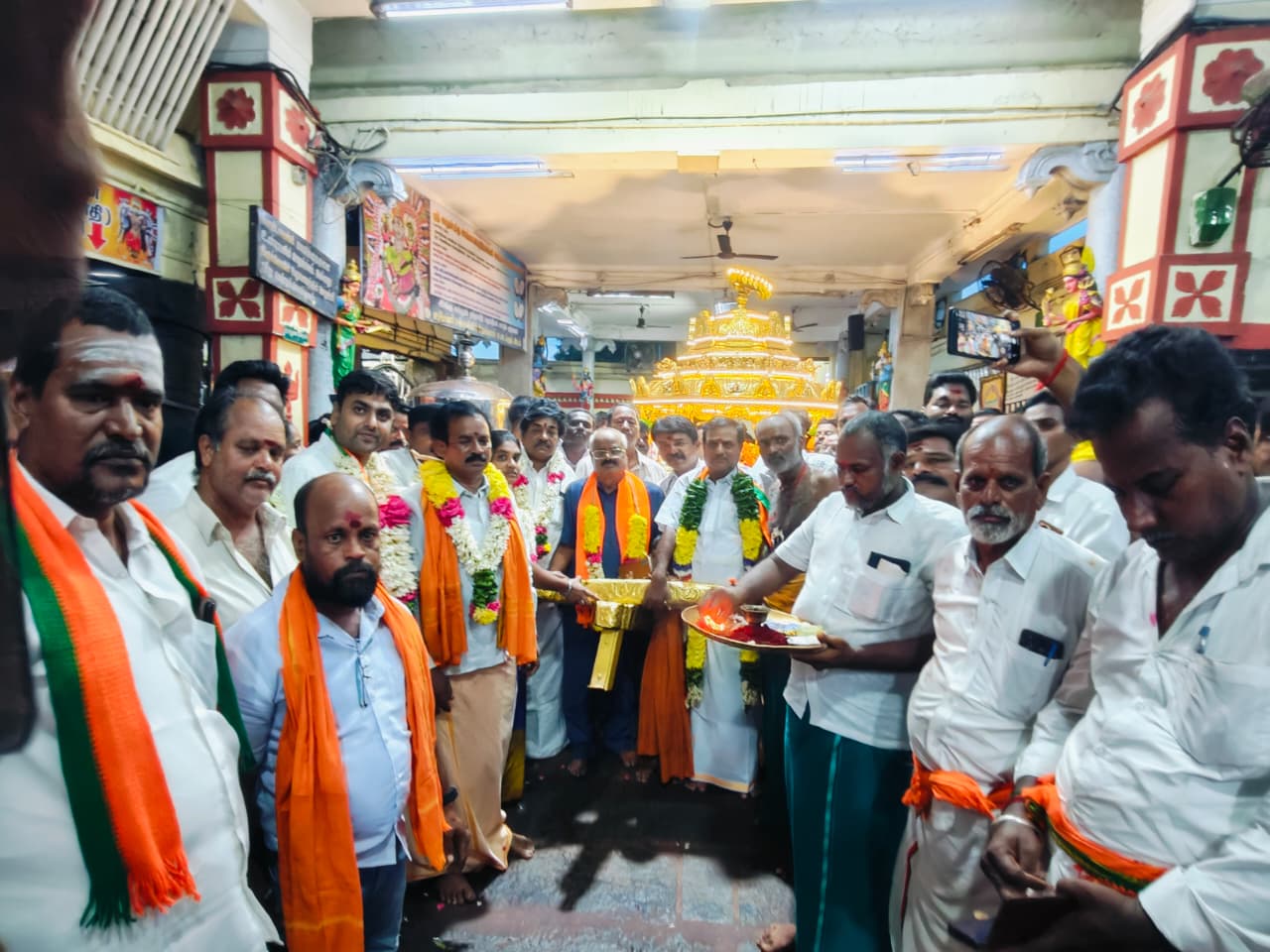 மேல்மலையனூரில் பிரதமர் நரேந்திர மோடி பிறந்தநாள் தங்கத்தேர் இழுப்பு