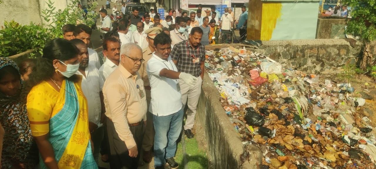 புதுப்பட்டினம் ஊராட்சி மன்றம் மற்றும் மத்திய பொதுப்பணித்துறை இணைந்து மேற்கொள்ளும் கழிவுகளை அகற்றும் பணி