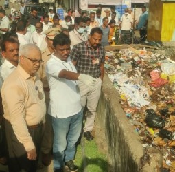 புதுப்பட்டினம் ஊராட்சி மன்றம் மற்றும் மத்திய பொதுப்பணித்துறை இணைந்து மேற்கொள்ளும் கழிவுகளை அகற்றும் பணி