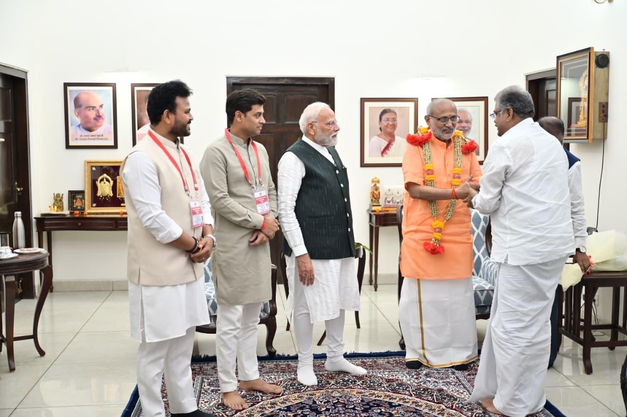 குடியரசு துணைத் தலைவர் தேர்தலில் வெற்றி பெற்ற சி.பி.ராதாகிருஷ்ணனை ஜி.கே.வாசன் எம்.பி. நேற்று நேரில் சந்தித்து வாழ்த்து