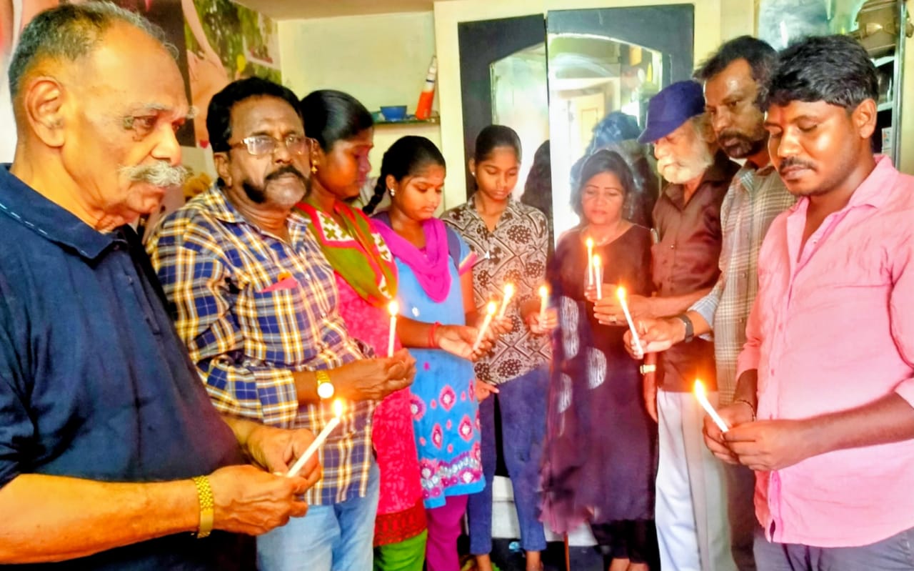 உயிரிழந்தவர்களுக்கு மெழுகுவர்த்தி ஏற்றி ஒரு நிமிடம் மௌன அஞ்சலி